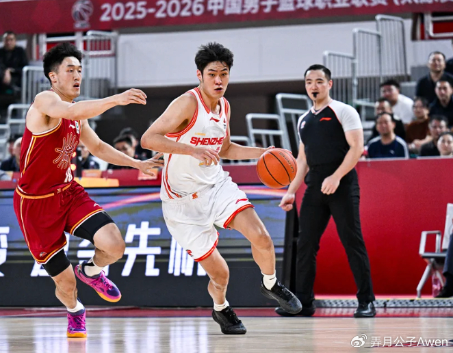 21岁锋线新星17投13中轰33分，媒体盛赞其未来前景