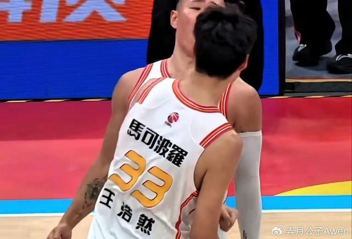 21岁锋线新星17投13中轰33分，媒体盛赞其未来前景