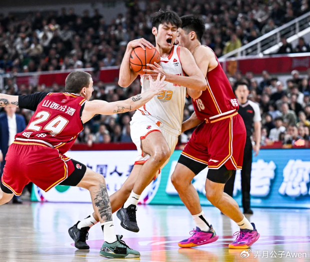 21岁锋线新星17投13中轰33分，媒体盛赞其未来前景